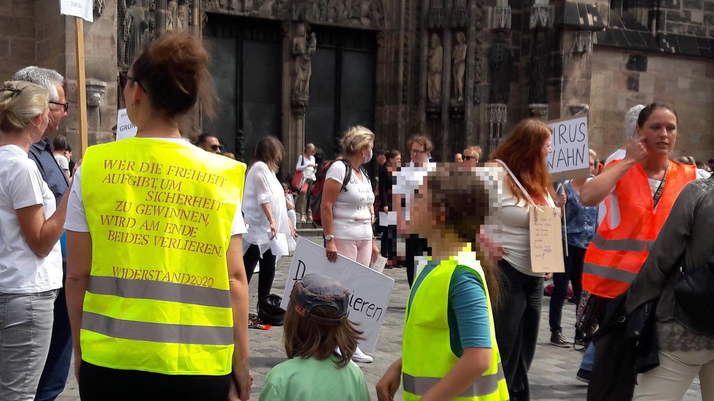 2000 Impfgegner demonstrieren in Nürnberg ohne Mindestabstand - und umarmen sich demonstrativ 2000 Impfgegner demonstrieren in Nürnberg ohne Mindestabstand - und umarmen sich demonstrativ